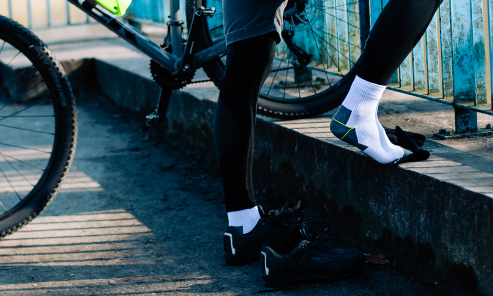 Białe skarpetki męskie – codzienny wybór mężczyzn